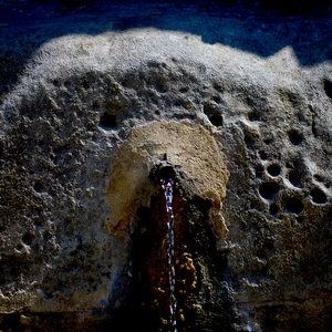 Fontaine en gros plan ressemblant involontairement à une tête d'ours - France  - collection de photos clin d'oeil, catégorie rues